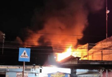 Dua Rumah Kayu Terbakar di Bebesen, Api Dikendalikan 15 Menit