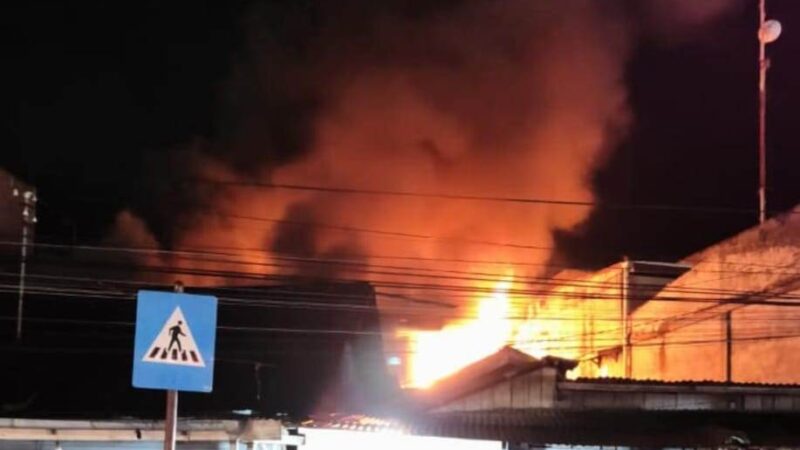 Dua Rumah Kayu Terbakar di Bebesen, Api Dikendalikan 15 Menit