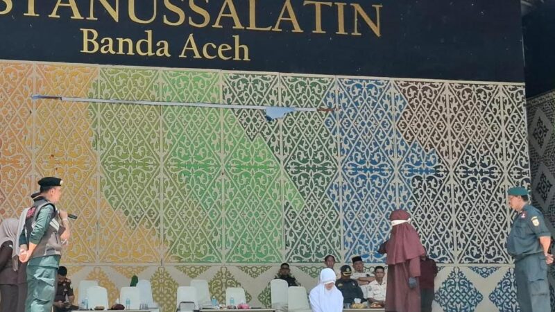 Empat Terpidana Zina Dicambuk 100 Kali di Banda Aceh