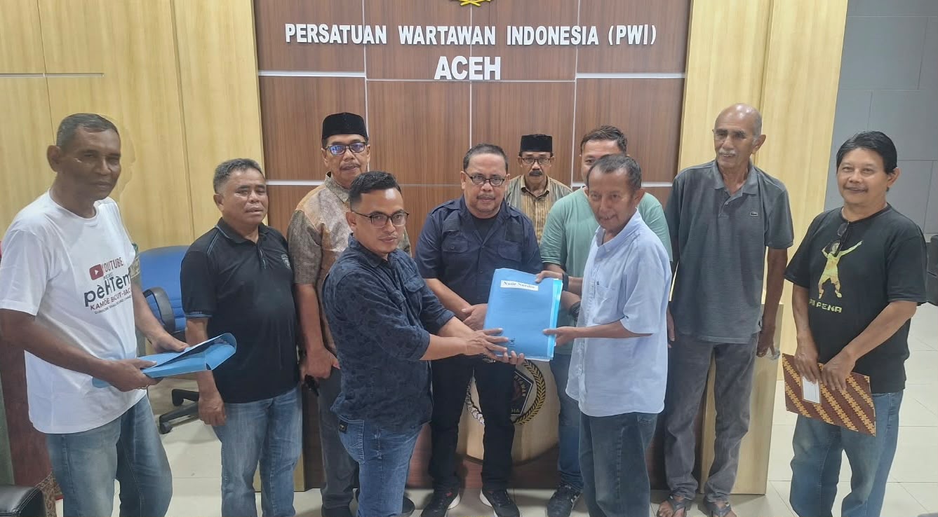 Penyerahan dokumen pendaftaran Nasir Nurdin oleh Ketua Tim Pemenangan, Jufrizal Coy kepada Imran Joni sebagai Ketua Pokja Verifikasi di Sekretariat Panitia, Kantor PWI Aceh, Sabtu, 17 Oktober 2026. (Dok Tim Pemenangan)