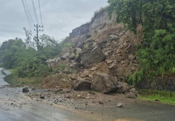 Batu dan Tanah Tutupi Jalan Nasional di Aceh Besar, Pengendara Diminta Waspada