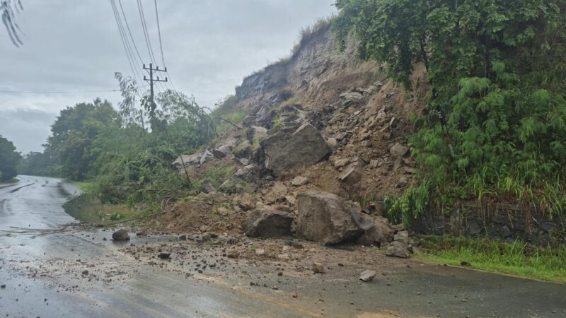 Batu dan Tanah Tutupi Jalan Nasional di Aceh Besar, Pengendara Diminta Waspada