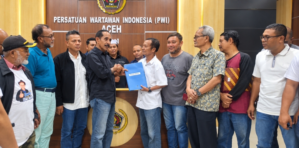 Tarmilin Usman, SE, M.Si., menyerahkan berkas persyaratan sebagai bakal calon Ketua Dewan Kehormatan Provinsi (DKP) PWI Aceh periode 2026–2031 kepada Pokja Verifikasi Imran Joni di Gedung PWI Aceh, Banda Aceh, Senin (19/10/2026). Foto: (Tim Pemenangan)