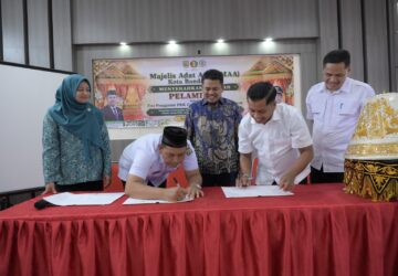 Daniel Abdul Wahab Bantu Perangkat Pelaminan untuk Warga Alue Deah Teungoh
