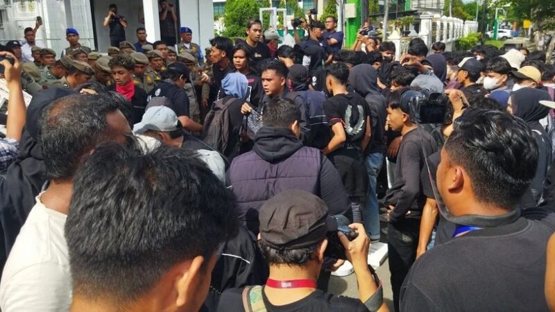 “Kami Tunggu Mualem!” Mahasiswa Bertahan di Kantor Gubernur Aceh