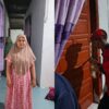 Petugas Damkar Ini Congkel Pintu Rumah Warga dengan Linggis Tengah Malam !